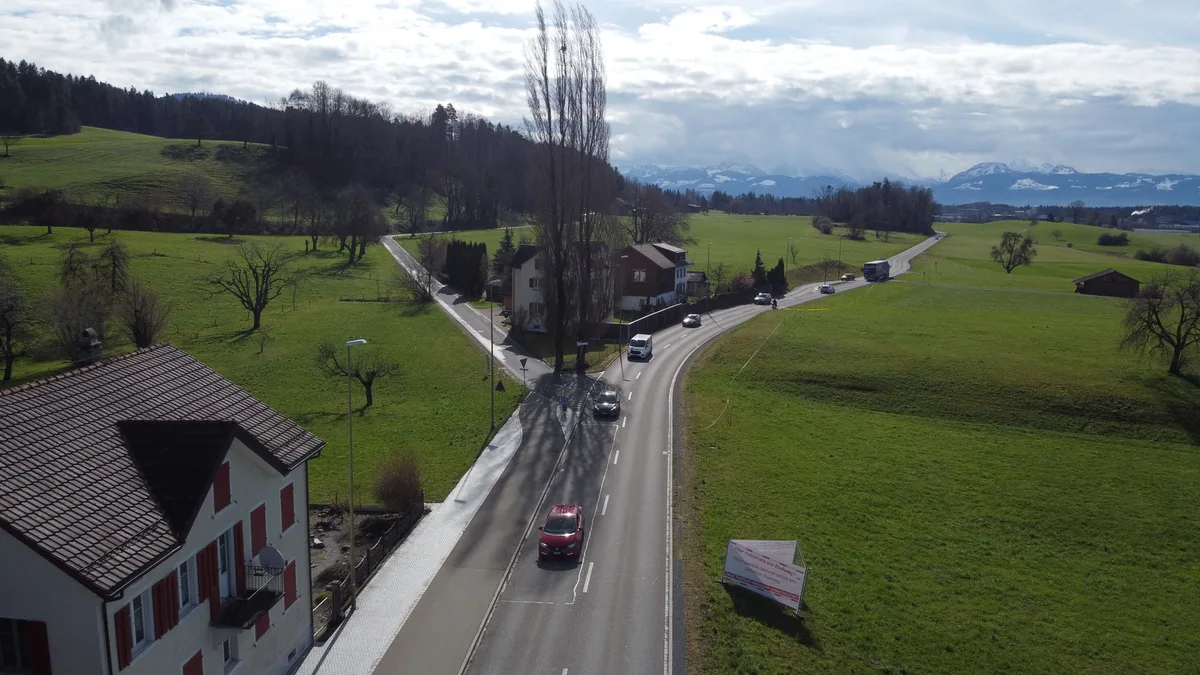 Eine Verzweigung zwischen einer Kantonsstrasse und einer Nebenstrasse.